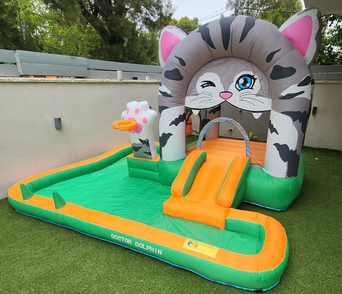 מתנפח חתול אפור עם מגלשה ומשטח משחק