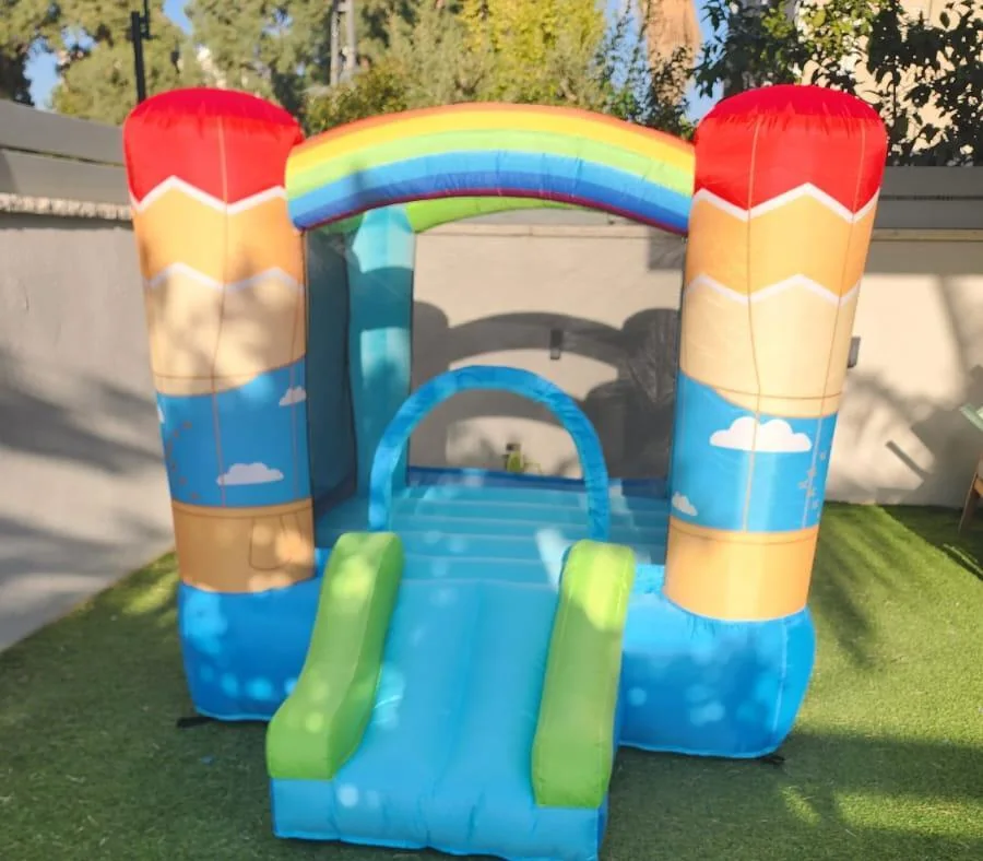 מתנפח עננים בצבעי כחול, כתום וירוק