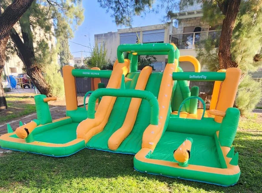 מתנפח מגלשה ירוקה וכתומה עם שני מסלולים