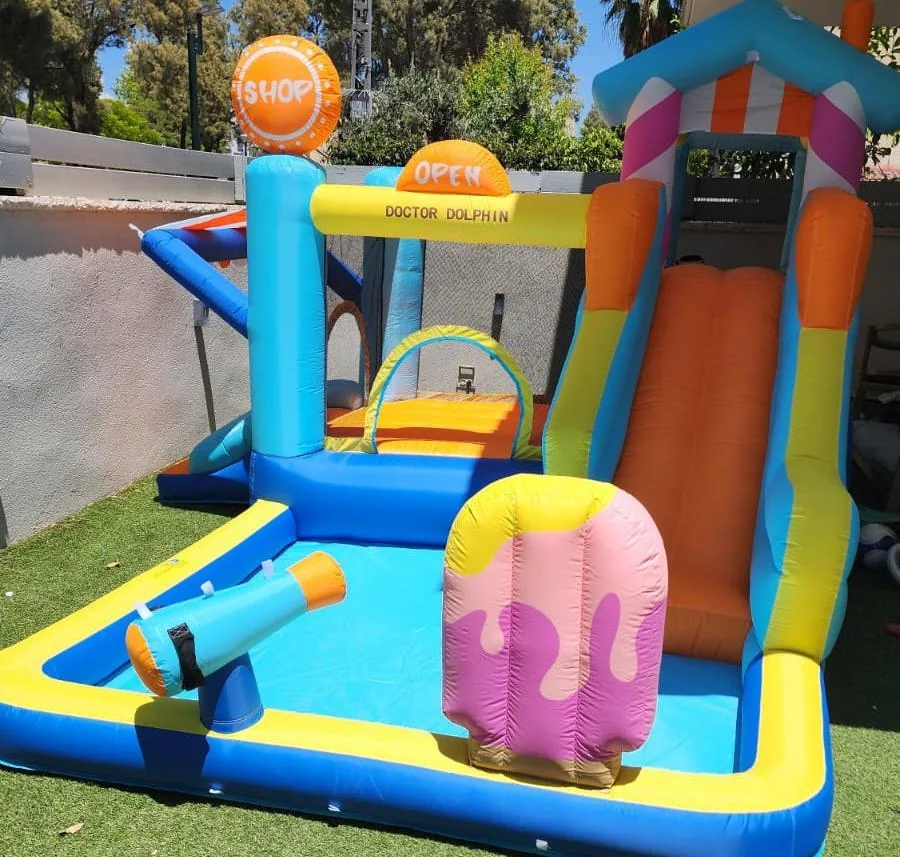 מתנפח גלידה צבעוני עם מגלשה ותותח משחק