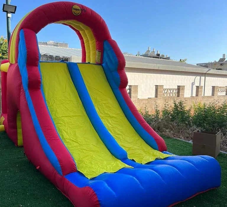 מגה מגלשה אדומה, צהובה וכחולה